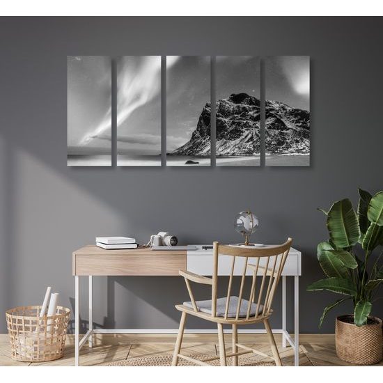 5-dielny obraz polárna žiara v Nórsku v čiernobieom prevedení