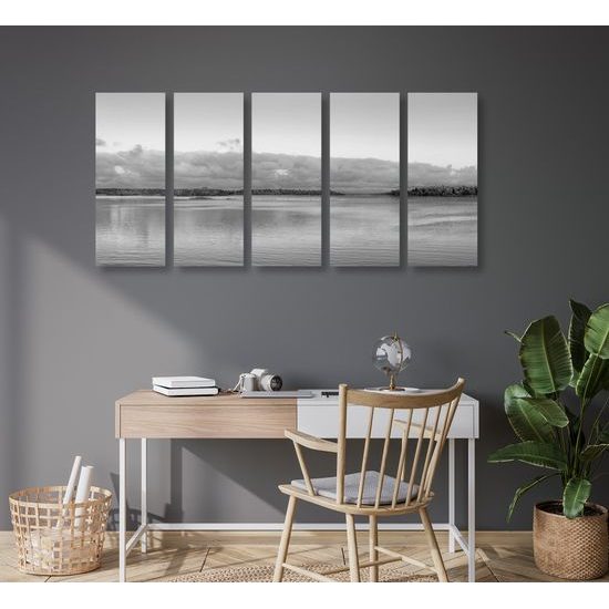 5-dielny obraz osamelý dom pri jazere v čiernobielom prevedení