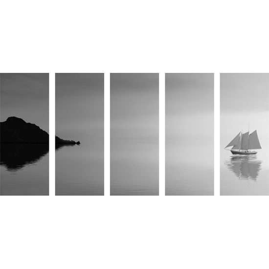 5-dielny obraz loďka na šírom mori v čiernobielom prevedení