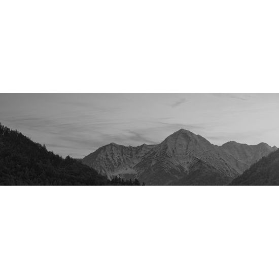 Obraz krása horského štítu v čiernobielom prevedení