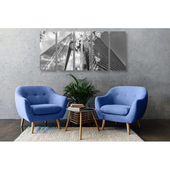 5-dielny obraz mrakodrapy v čiernobielom prevedení