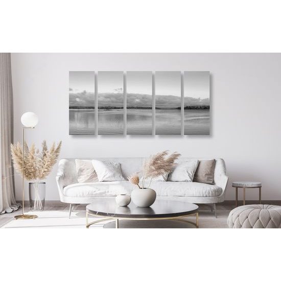 5-dielny obraz osamelý dom pri jazere v čiernobielom prevedení