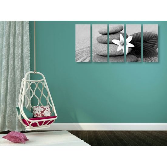 5-dielny obraz kamene na pieskovej pláži v čiernobielom prevedení