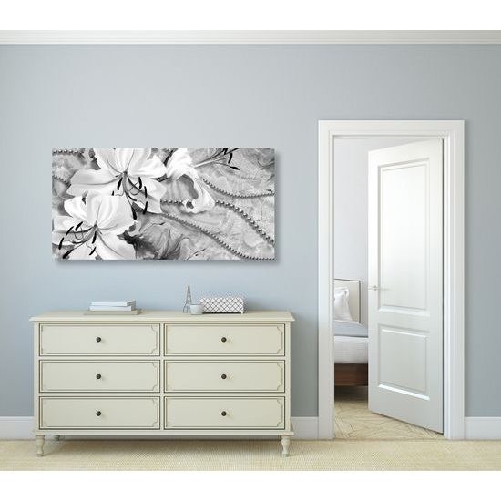 Obraz zátišie s ľáliami a perlami v čiernobielom prevedení