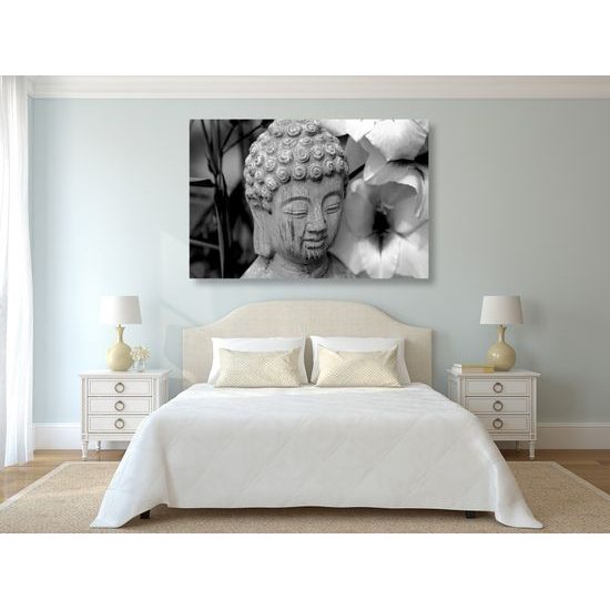 Obraz socha Budhu v kvetinovej záhrade v čiernobielom prevedení