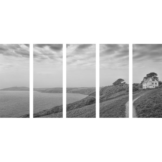 5-dielny obraz dom pri mori v čiernobielom prevdení