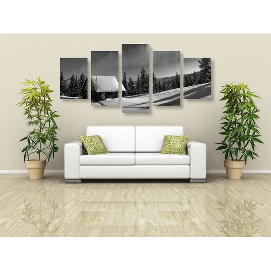 5-dielny obraz polárna žiara nad zimnou krajinou v čiernobielom prevedení