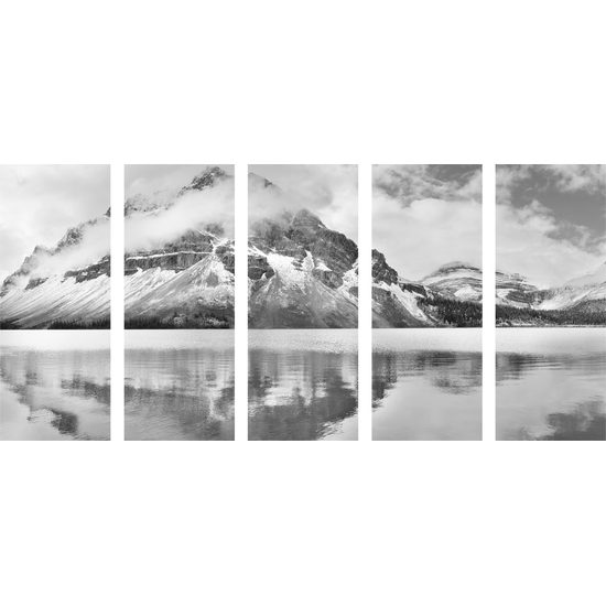 5-dielny obraz zamrznuté pleso pod majestátnou horou v čiernobielom prevedení