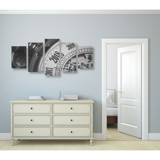 5-dielny obraz historické vreckové hodinky v čiernobielom prevedení