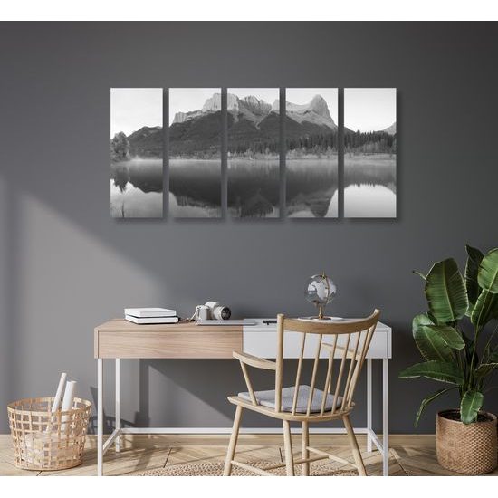 5-dielny obraz majestátna hora v čiernobielom prevedení