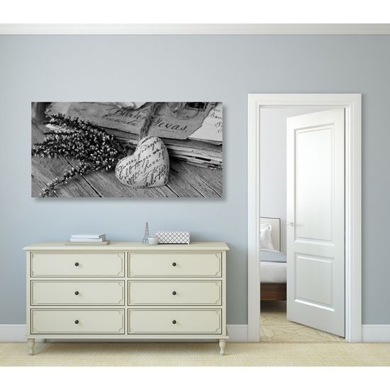 Obraz zátišie plné starej lásky v čiernobielom prevedení