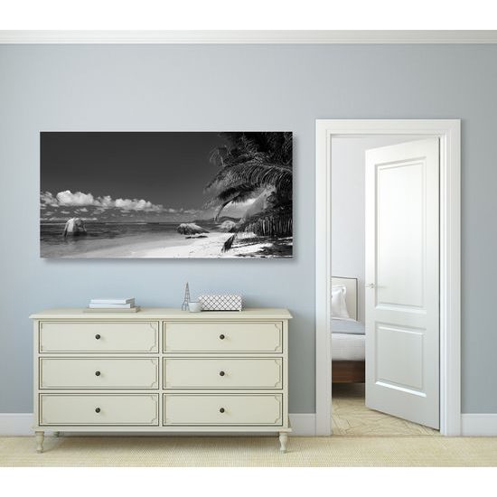 Obraz nádherná piesočná pláž v čiernobielom prevedení