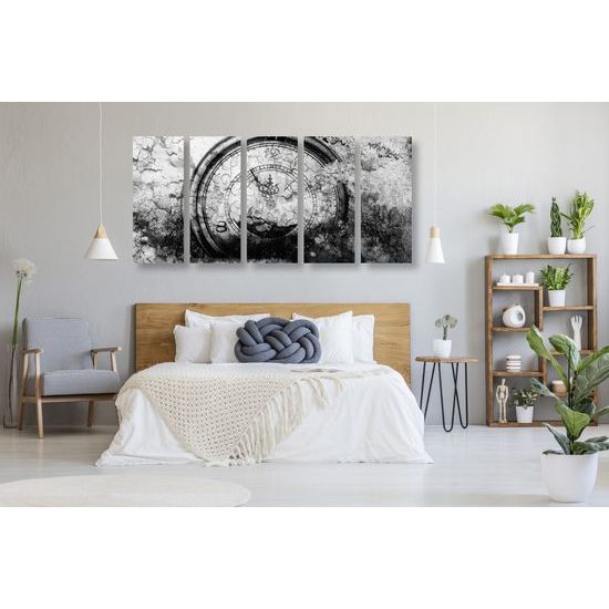 5-dielny obraz historické stopky v čiernobielom prevedení