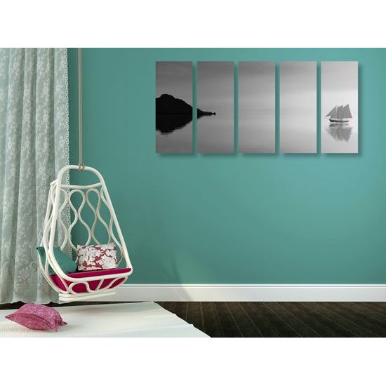 5-dielny obraz loďka na šírom mori v čiernobielom prevedení