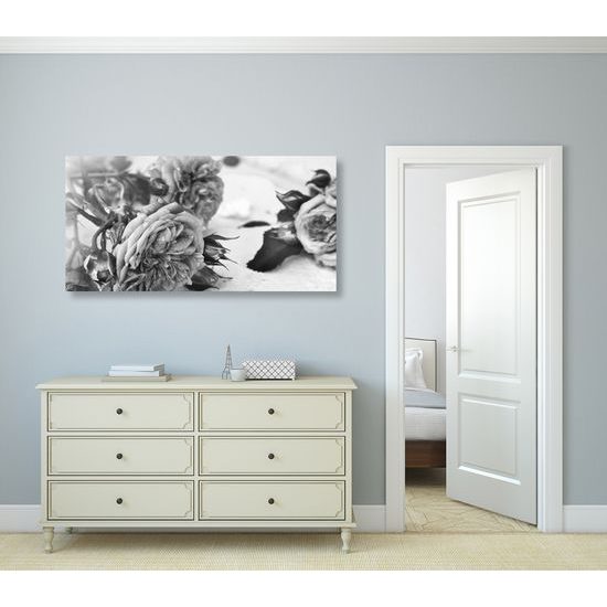 Obraz jemnosť nádherných ruží v čiernobielom prevedení