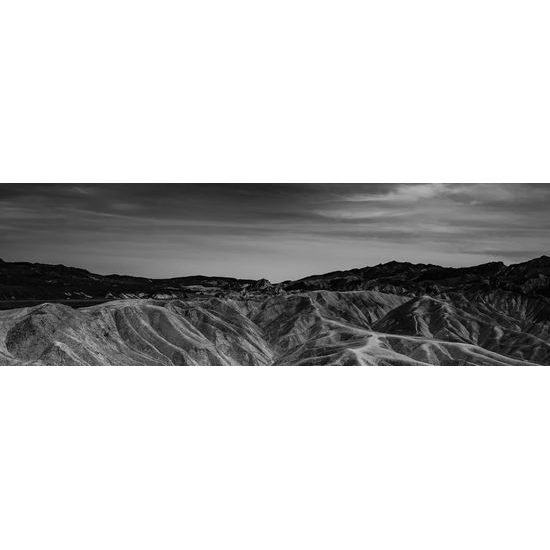 Obraz americké údolie smrti v čiernobielom prevedení