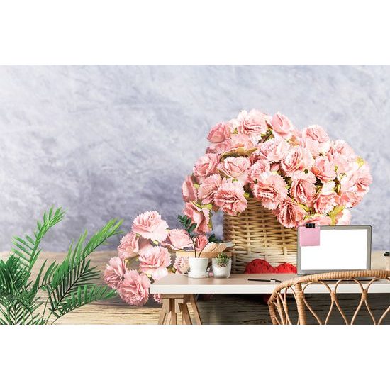 Fototapeta košík s elegantnými ružovými karafiátmi