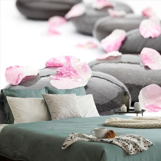 Fototapeta masážne kamene s ružovými lupienkami