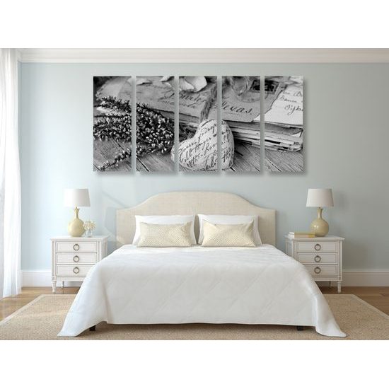 5-dielny obraz zátišie plné starej lásky v čiernobielom prevedení