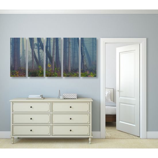 5-dielny obraz les zaliaty hmlou v čiernobielom prevedení