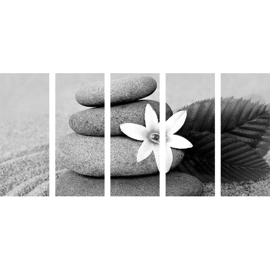 5-dielny obraz kamene na pieskovej pláži v čiernobielom prevedení