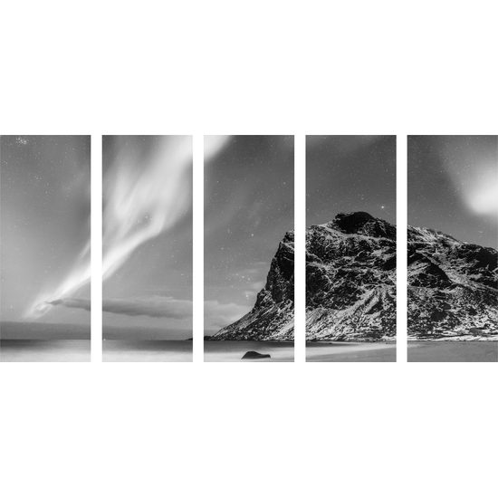 5-dielny obraz polárna žiara v Nórsku v čiernobieom prevedení