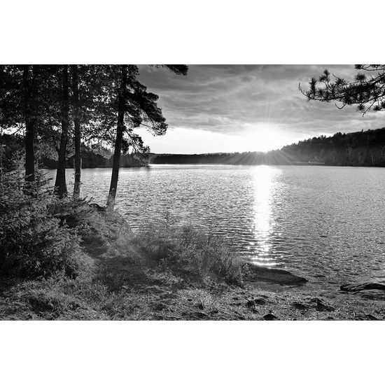 Fototapeta čiernobiely západ slnka pri jazere