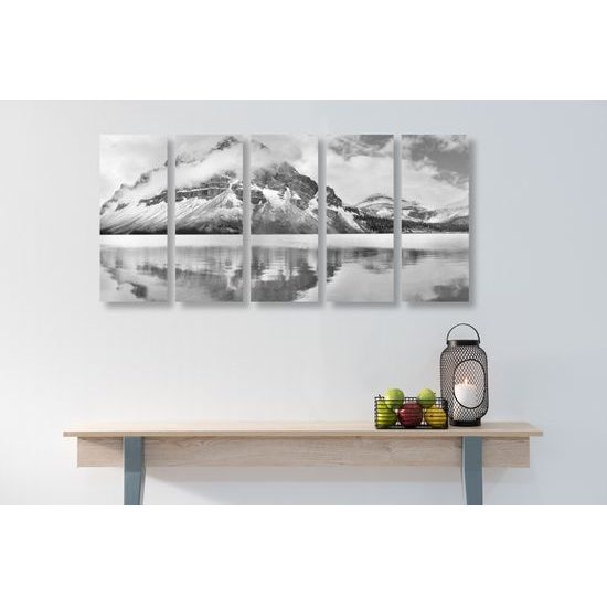 5-dielny obraz zamrznuté pleso pod majestátnou horou v čiernobielom prevedení