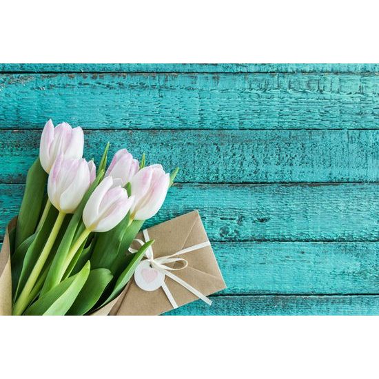 Fototapeta tulipány s obálkou na drevenom pozadí