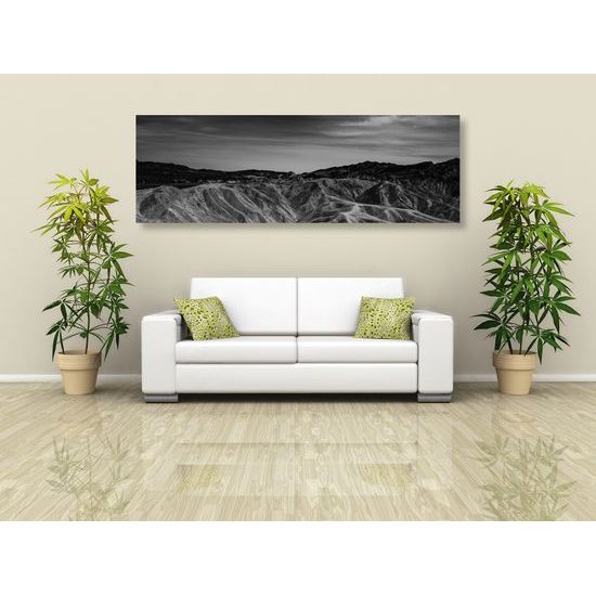 Obraz americké údolie smrti v čiernobielom prevedení