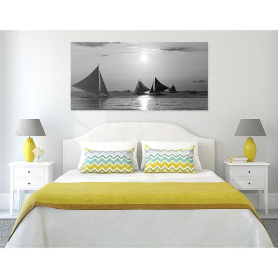 Obraz plachetnice pri západe slnka v čiernobielom prevedení