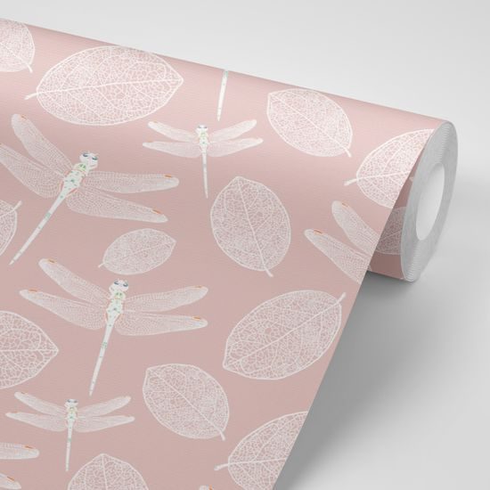 Tapeta lietajúce vážky nad hladinou v ružovom prevedení