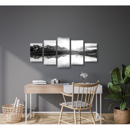 5-dielny obraz fascinujúci západ slnka nad horským plesom v čiernobielom prevedení