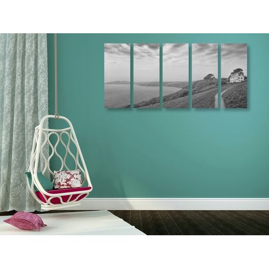 5-dielny obraz dom pri mori v čiernobielom prevdení