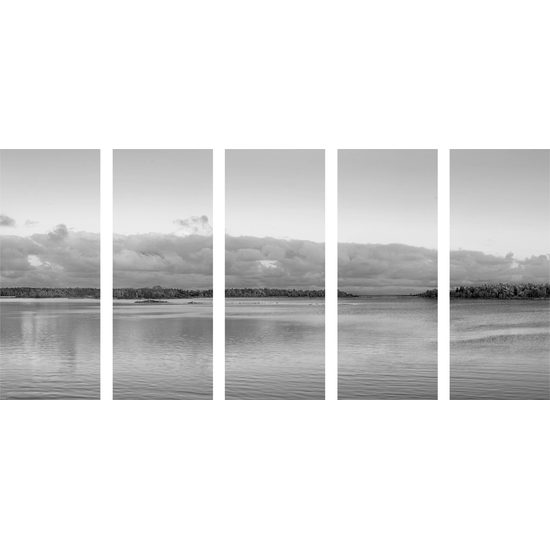 5-dielny obraz osamelý dom pri jazere v čiernobielom prevedení