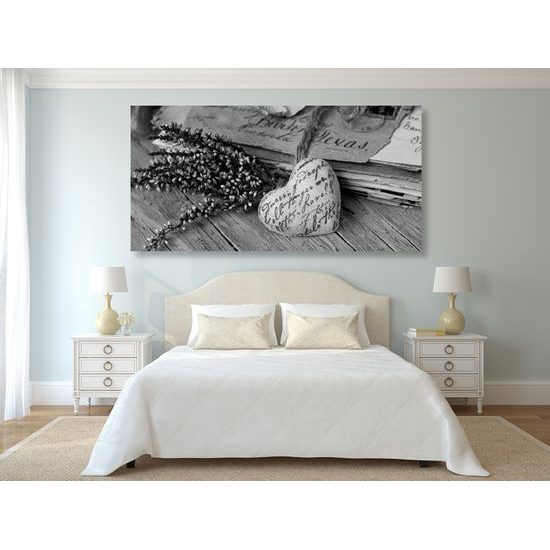 Obraz zátišie plné starej lásky v čiernobielom prevedení