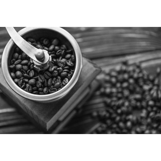 Samolepiaca fototapeta ručný mlynček s kávou v čiernobielom prevedení
