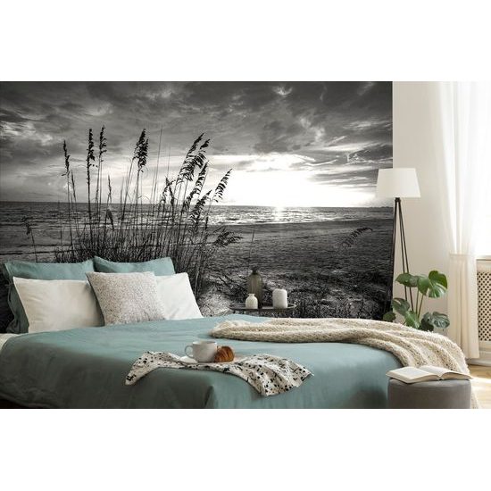 Originálna čiernobiela samolepiaca fototapeta západ slnka z pláže