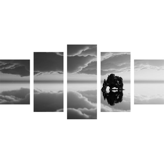 5-dielny obraz skala uprostred mora v čiernobielom prevedení