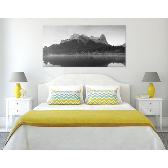 Obraz majestátna hora v čiernobielom prevedení