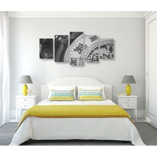 5-dielny obraz historické vreckové hodinky v čiernobielom prevedení