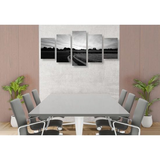 5-dielny obraz zapadajúce slnko nad krajinou v čiernobielom prevedení