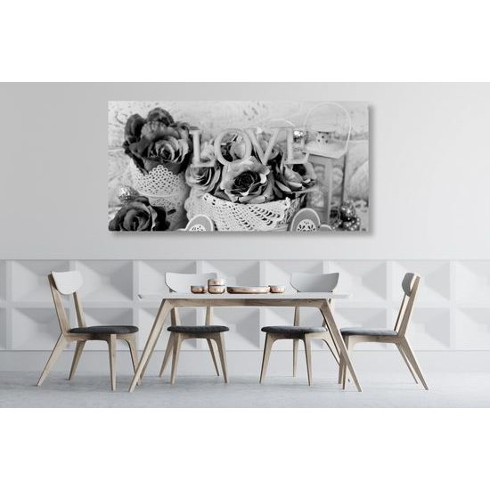 Obraz nádherné romantické zátišie s nápisom love v čiernobielom prevedení