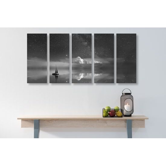 5-dielny obraz loďka pod ruškom tmy v čiernobielom prevedení