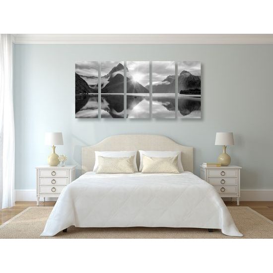 5-dielny obraz dychberúci východ slnka na Novom Zélande v čiernobielom prevedení