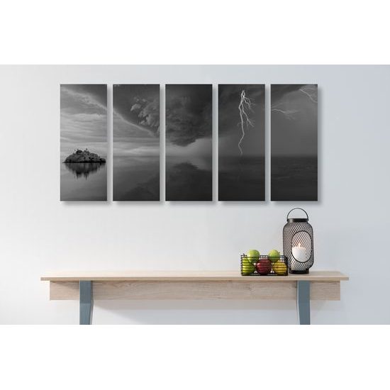 5-dielny obraz búrka valiaca sa na ostrov v čiernobielom prevedení