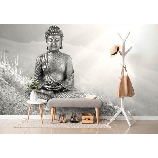 Samolepiaca fototapeta socha Budhu v lone prírody v čiernobielom prevedení