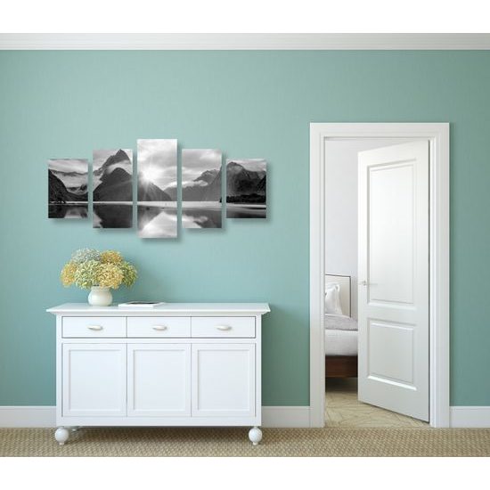 5-dielny obraz dychberúci východ slnka na Novom Zélande v čiernobielom prevedení