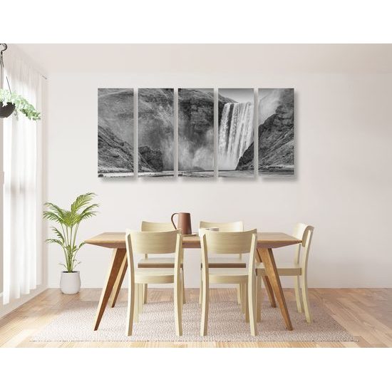 5-dielny obraz majestátny vodopád na Islande v čiernobielom prevedení