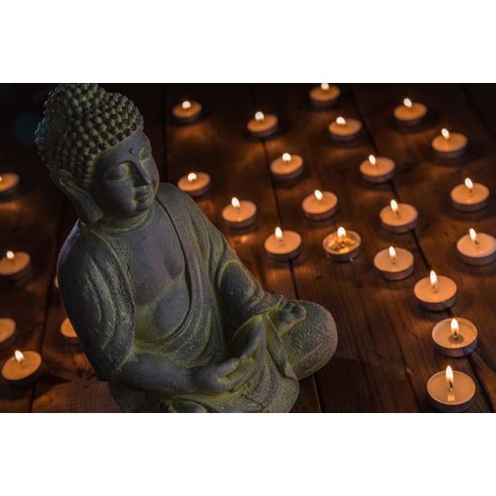Samolepiaca fototapeta Budha v objatí sviečok